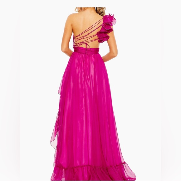 Mac Duggal One-Shoulder Asymmetric Chiffon Gown
Magenta size 4 - Picture 2 of 2